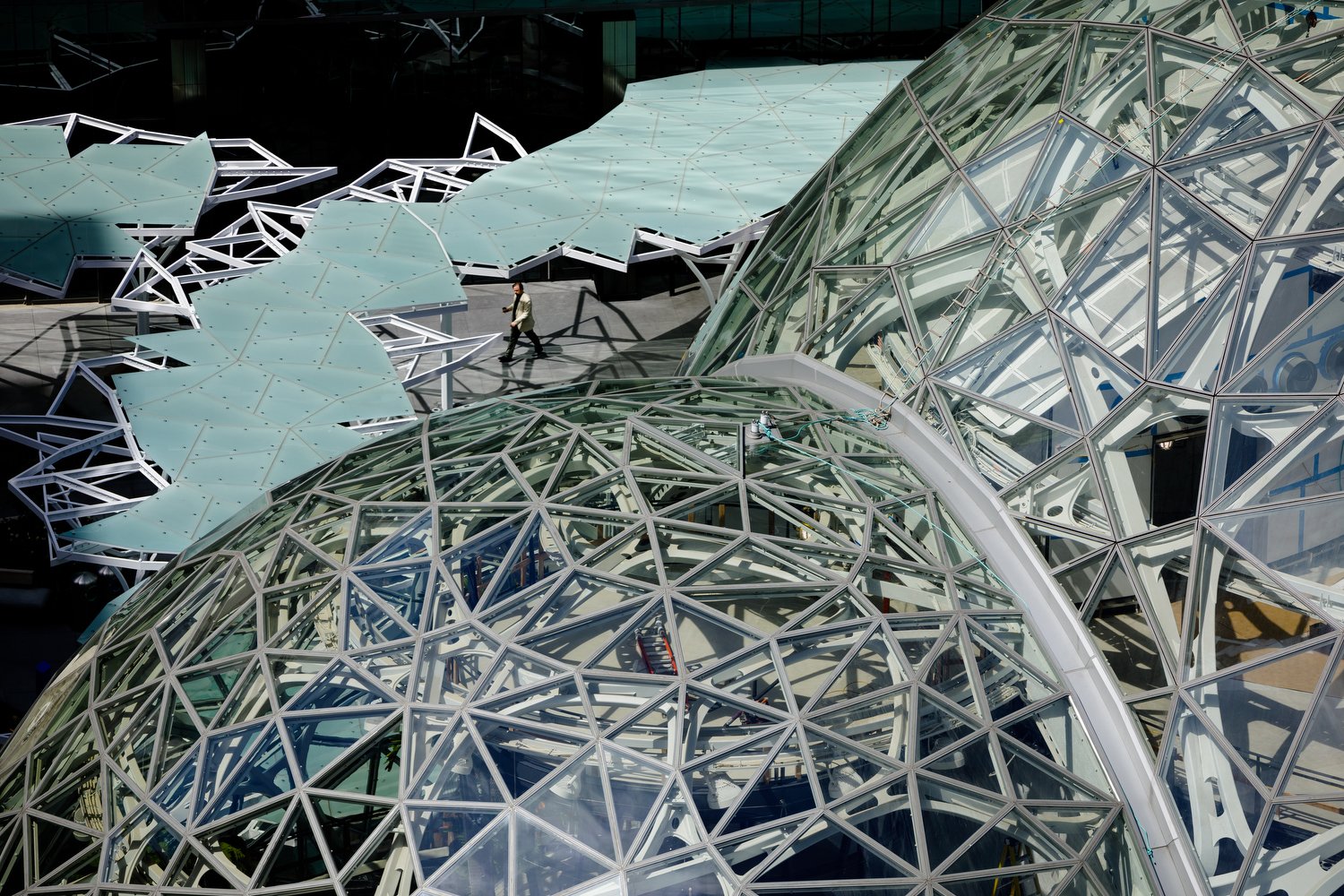 Design computation helped to generate the spheres, each a pentagonal hexecontahedron formed by tessellating a pentagon across its surface. Algorithms enabled the team to quickly generate a steel-and-glass structure that could be constructed efficiently and cost-effectively.