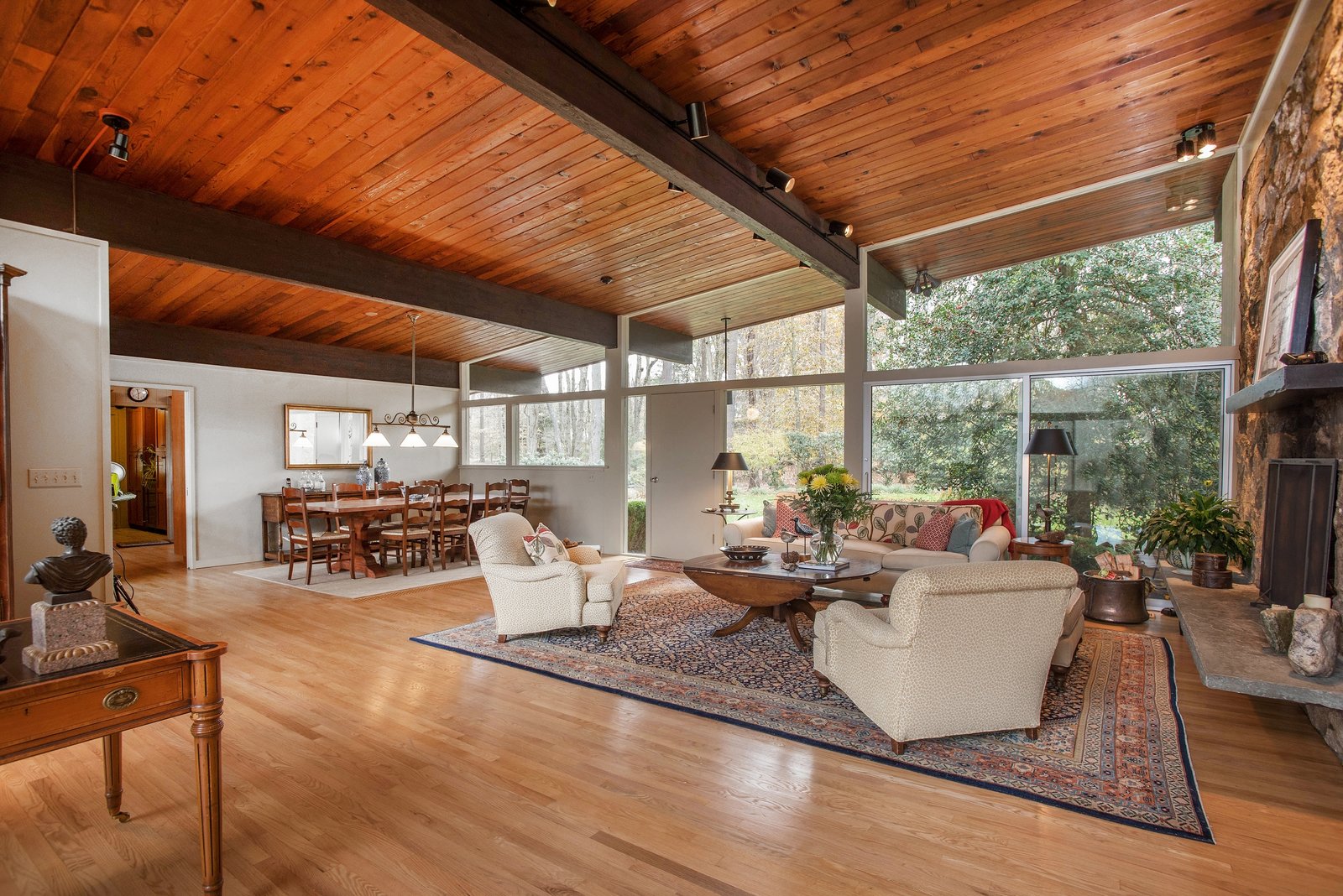 The living/dining area.