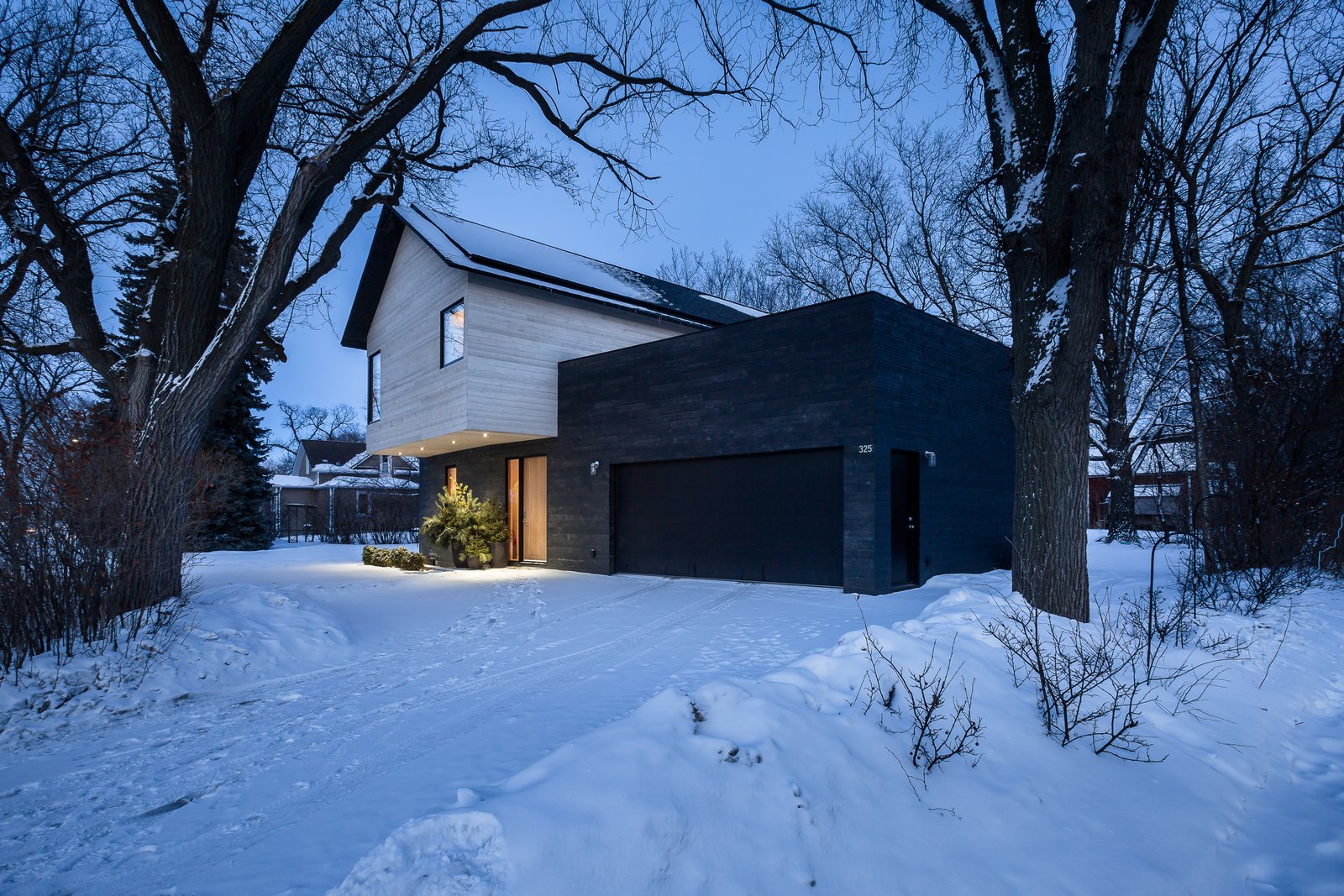 Given the lot's tight parameters and predominantly shaded landscape, a rooftop patio with a vegetable garden and a lounge space were strategically placed above the garage for maximum light.