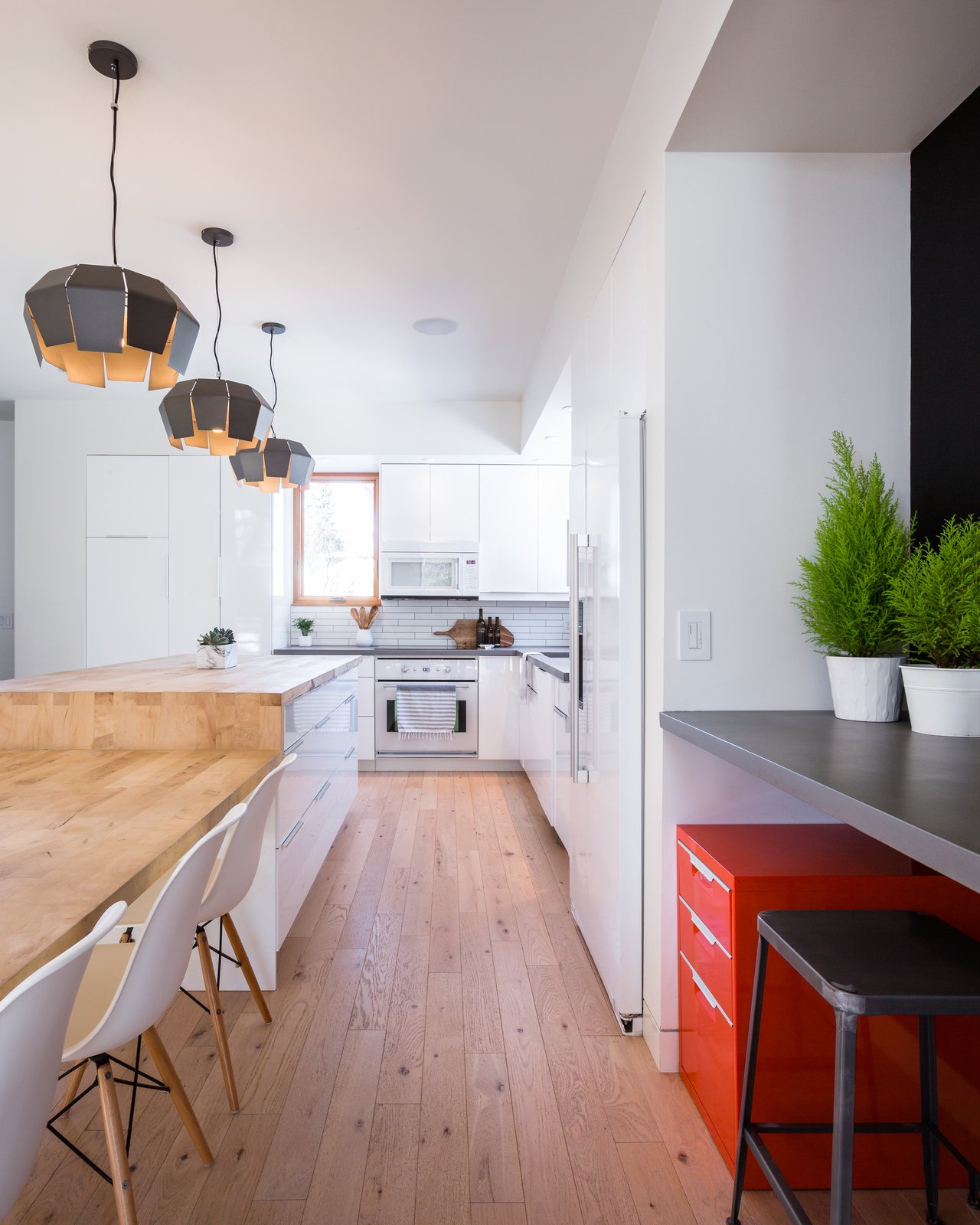 A finger-jointed drop provides soft definition between the island and dining area of the slab.