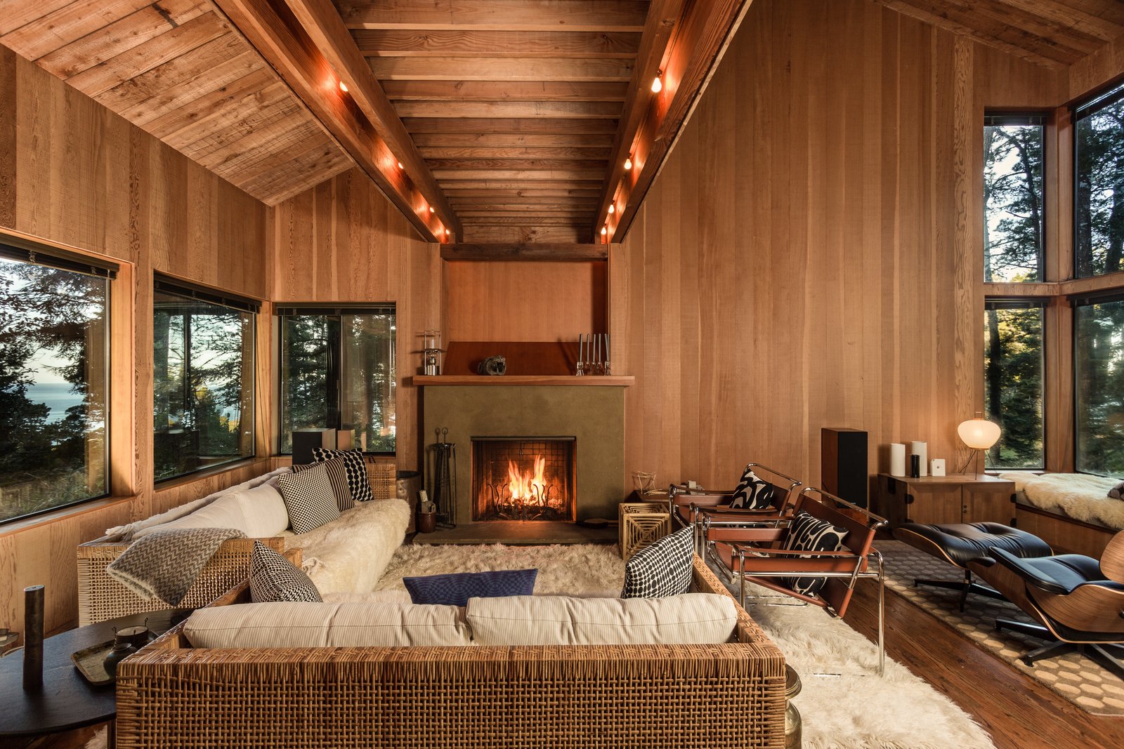 Douglas fir interiors and ample glazing convey a oneness with nature throughout the living area.
<span style=