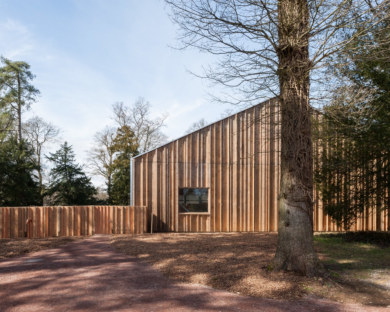 The building was constructed entirely from green timber grown and milled on site at Westonbirt, with a series of interns and apprentices from the Carpenter’s Fellowship. The students were up-skilled through the process of working alongside master carpenters.