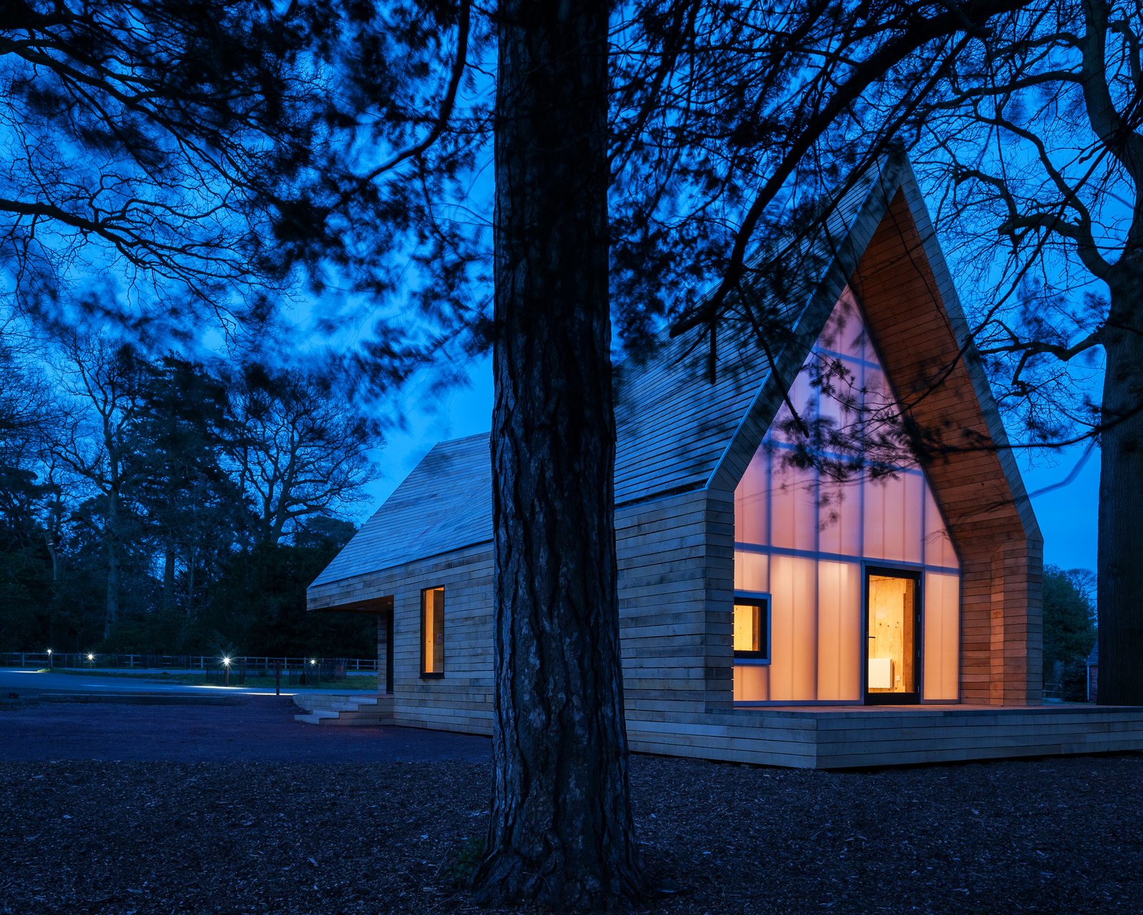 The trailer is clad in corrugated fiberglass and steel, and internally lined in used, cleaned shuttering plywood. All of the joinery is from plywood offcuts, including the two staircases. Handrails are made from offcuts of blue rope, left over from Studio in the Woods. High levels of natural light are provided by both gable ends which are ‘glazed’ with high-performance interlocking polycarbonate.