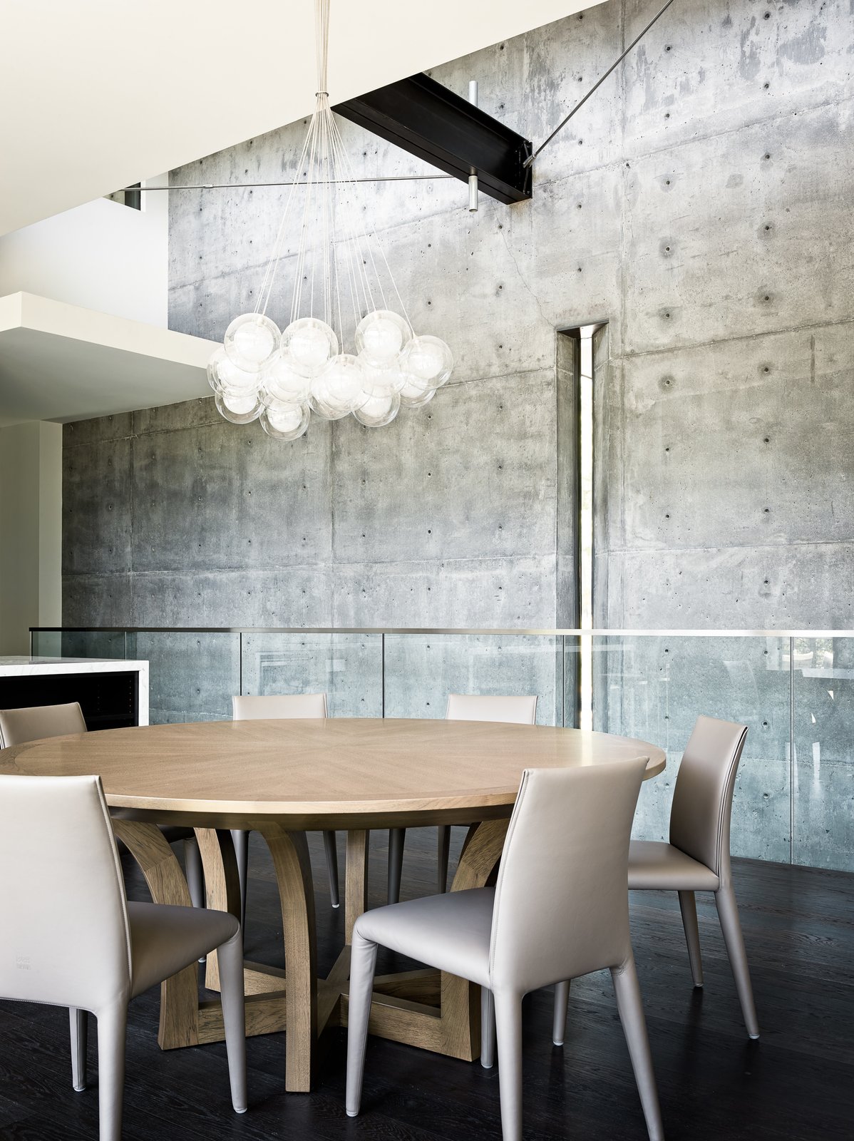 The finishing of the exterior concrete wall is echoed on the interiors.