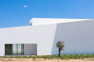 Blending indoor and outdoor living, a hallway leading from one end of the house to the other features a cutaway. 