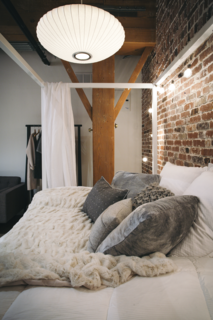 A George Nelson Saucer Lamp hangs over the bedroom.