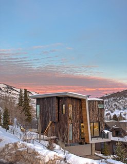 The residence is sited to maximize sunset views. The location, just outside of the historic district, allowed the homeowners to stay close to the heart of town while being able to build a contemporary house.
