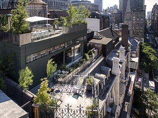 Perched atop the historic Gilsey House, the J+K Residence also overlooks a storied neighborhood. The land, located north of Madison Square, was one of New York's last remaining family farms before becoming a bustling theater district. It then devolved into a neglected wholesale district until being rediscovered by artists and entrepreneurs.