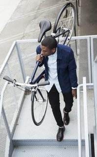 At fifteen to twenty percent lighter than other Linus Bike eight-speeds (the medium weighs in at 26 pounds), the Pronto isn’t a burden to shoulder up and down stairs.