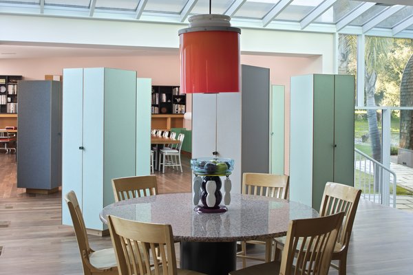 Kelley requested a loft-like space for the main living area, but this idea was also jettisoned by Sottsass. Instead, he installed several cabinets made of plastic laminate made to look like rice paper between the living room and the kitchen. Passing from one area to another, guests move through them as though weaving through a forest. Sottsass told The New York Times, Photo 4 of The Kelley Residence modern home