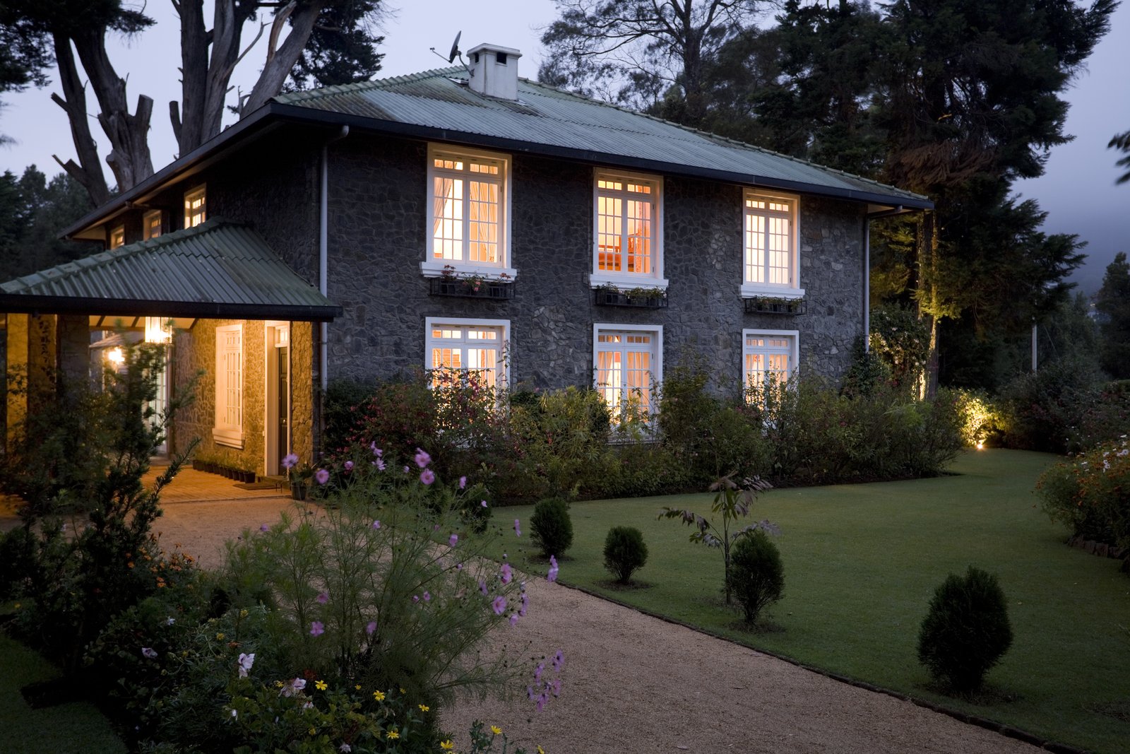 All smart lighting control allows you to better manage a home, while various products give you added capabilities. You can set the home to be illuminated when you come back from work, or keep an area illuminated for security reasons. When entertaining, you can ask Siri to throw things into