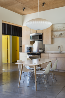 A Lean Cabin in Washington Dismantles the Indoor/Outdoor Divide - Photo 5 of 9 -
