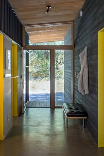 A Lean Cabin in Washington Dismantles the Indoor/Outdoor Divide - Photo 9 of 9 -