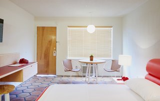 The Rejuvenated Austin Motel Welcomes Guests With Upbeat, Midcentury-Modern Vibes - Photo 5 of 12 -