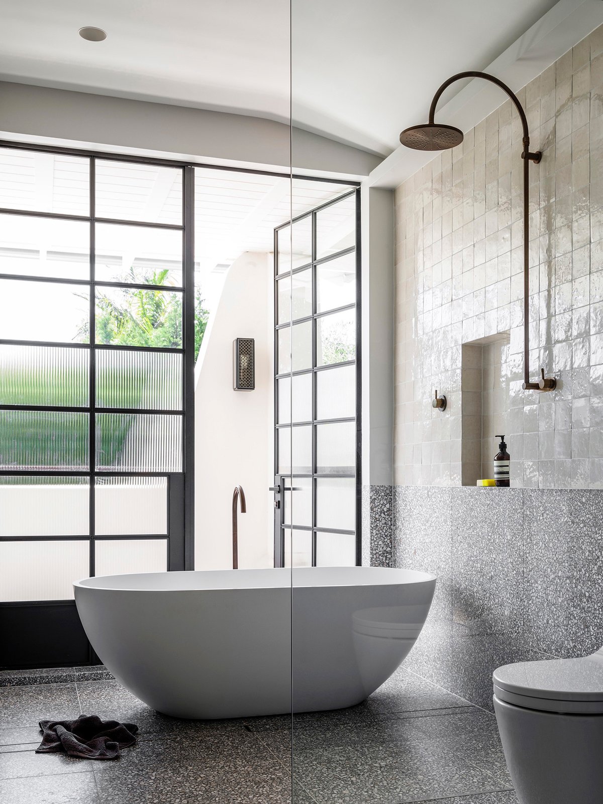 40 Modern Bathtubs That Soak In the View
