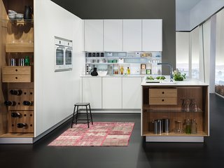 Kitchen News and Trends from Cologne - LivingKitchen 2017 - Photo 6 of 7 - The end unit is designed to be open and light as well as flexible in its use. On the rear panel there are system rails on which, alongside shelves, drawers and storage boxes for tins can also be hung. 