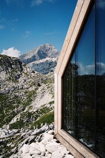 Minimal Design, Maximum Protection - Photo 2 of 6 - Bivak pod Skuto