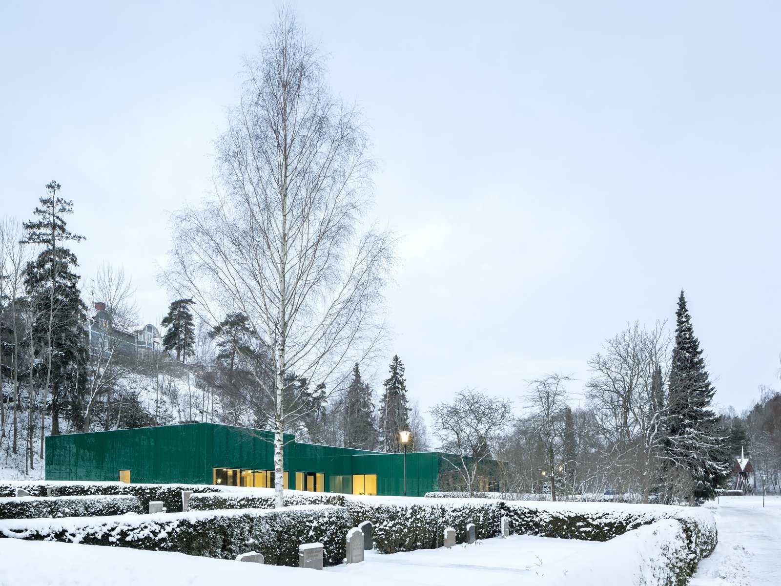Wingårdhs developed a low-impact solution that would complement the garden surroundings of this administration center at Sundyberg Cemetery outside of Stockholm.