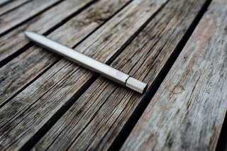 The engraving on the upper barrel and the notched grooves on the twist cap are a result of finely honed and machined steel.