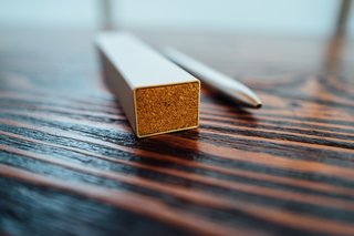 The metal-wrapped cork inner shell aptly reflects the material quality of the pen itself.