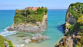 The only home perched on top of an enormous rock rising out from the sea, The Island, which can only be reached via a private suspension bridge, is a great way to ensure a peaceful and secluded holiday retreat.