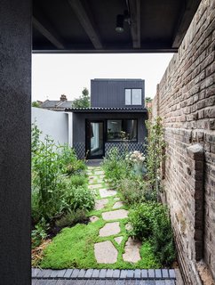 10 Homes With Large, Well-Ventilated Courtyards - Photo 7 of 9 - Designed by Dallas-Pierce-Quintero, this two-bedroom house within the walls of an infill site in East London relies on a series of courtyards as its main source of sunlight.