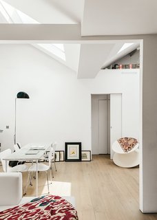 Home of American-born architect Johanna Molineus, this 678-square-foot apartment in central London breaks and bends conventions to make the most of the compact space.