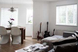 The two architects who live in this North London flat used a mostly white color scheme and well-chosen accessories to create a home with a touch of Nordic warmth and a splash of Italian sophistication.