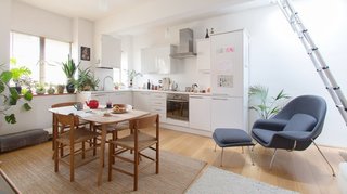 The predominantly white color scheme and the quality of natural light in Zeitgeist – a cozy one-bedroom holiday rental apartment in Shoreditch, gives this holiday apartment a peaceful, Zen-like aura. 