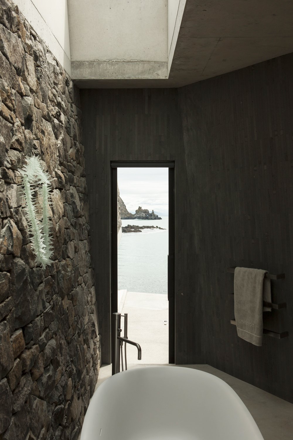 40 Modern Bathtubs That Soak In the View