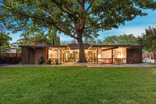 10 Timeless Midcentury-Modern Homes - Photo 6 of 10 - At 2,435 square feet, this H-shaped Eichler designed by Claude Oakland around 1969 is much larger than earlier models.