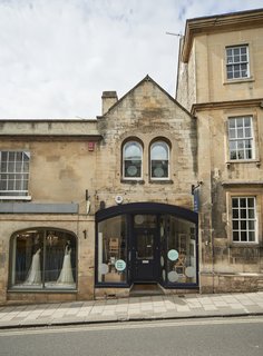 6 Best Dwell UK Apartments - Photo 6 of 7 - In the heart of the historic town of Wiltshire in Bradford on Avon is an apartment in a 19th-century building that was refurbished and designed by Ian Hill. The ground-floor commercial space was combined with a cozy first-floor studio apartment. 