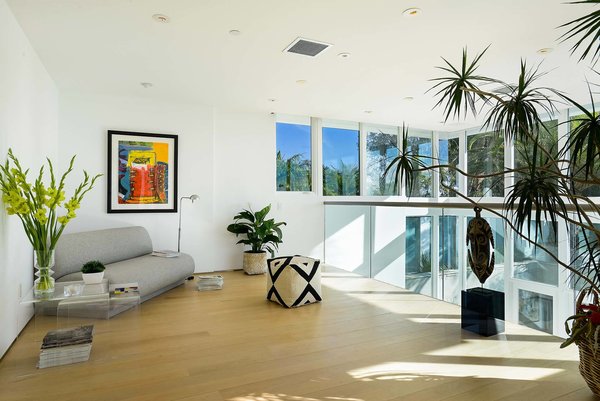Actor Brendan Fraser’s Former Beverly Hills Home Is For Sale For $4.25 Million - Photo 8 of 12 -