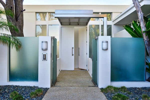 Actor Brendan Fraser’s Former Beverly Hills Home Is For Sale For $4.25 Million - Photo 2 of 12 -