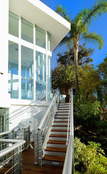 Actor Brendan Fraser’s Former Beverly Hills Home Is For Sale For $4.25 Million - Photo 3 of 12 -