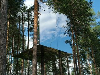8 Structures and Spaces That Use Mirrored or Reflective Surfaces in Interesting Ways - Photo 6 of 8 - Six designers got together to create the 13-by-13-foot Mirrorcube in Treehotel in Harad, Sweden. The structure is made up of a reflective glass cube that's built around the trunk of a pine tree, which blends beautifully into the surrounding forest. 