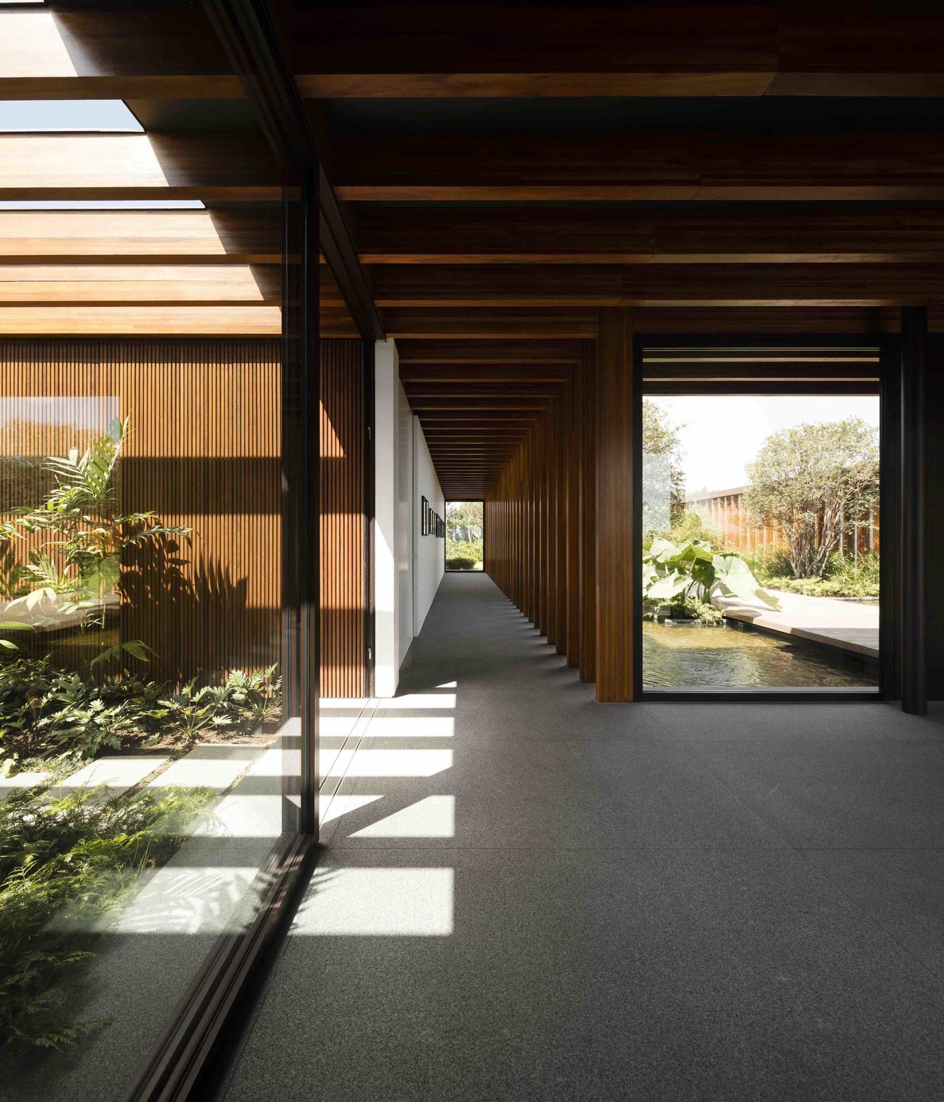In this Brazilian home, São Paulo studio Jacobsen Arquitetura placed laminated timber porticoes approximately 1.31 feet apart, to create a dynamic linear aesthetics that brings to mind the tori gates of Kyoto’s famous Fushimi Inari shrine.