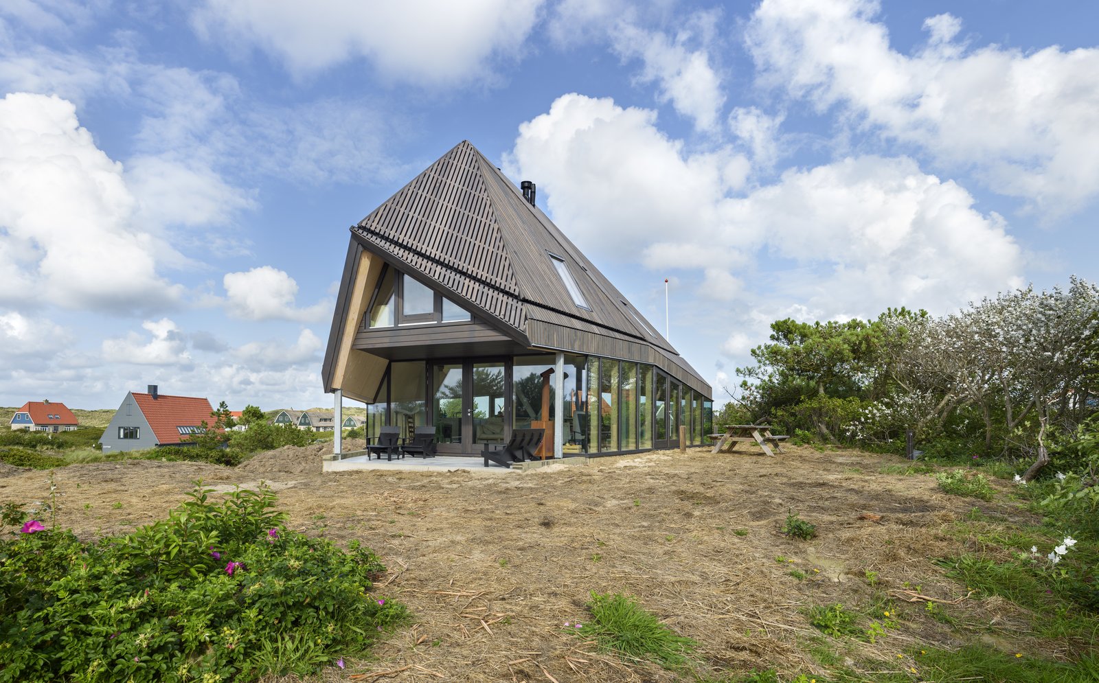 A high roof with a form that’s inspired by the De Waard Albatross tent.