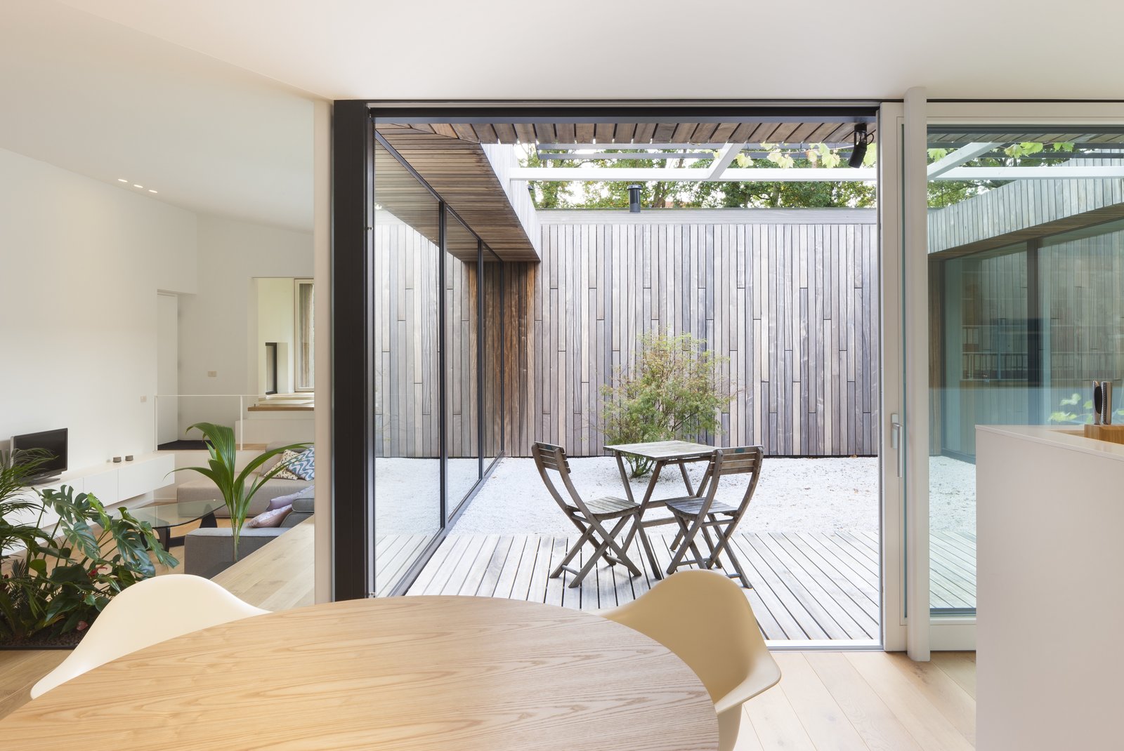 The courtyard allows light to penetrate deep into the room.