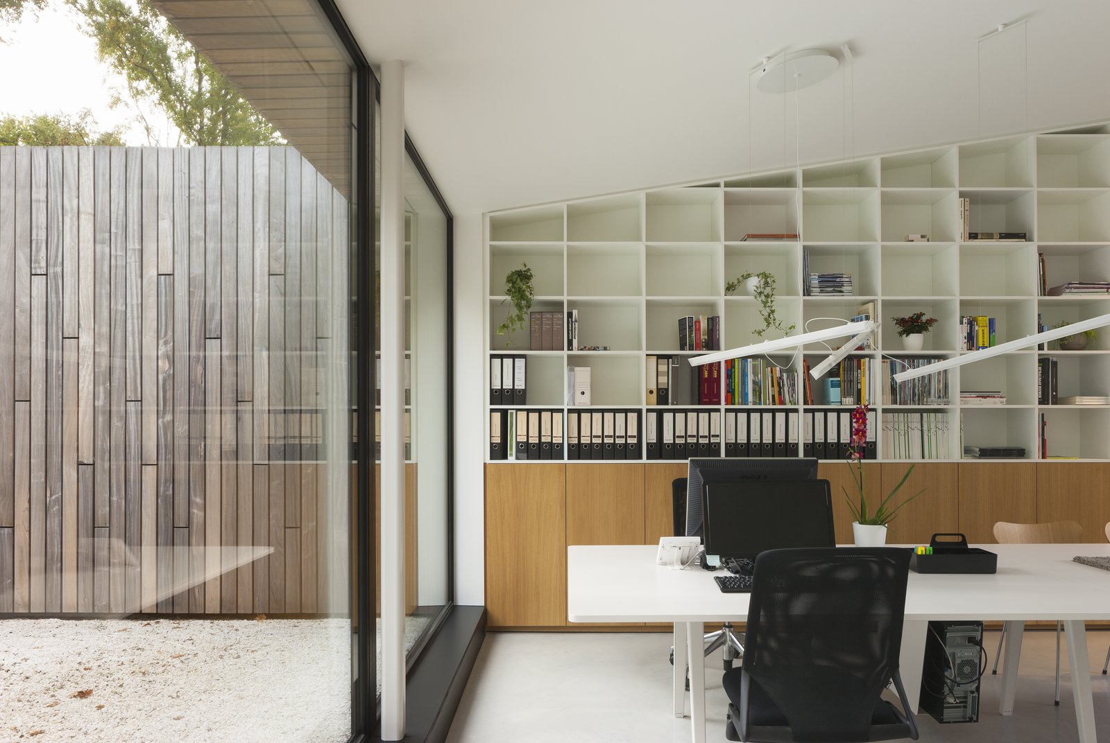 The study area with built-in shelves, Joyn Conference Bench by Vitra.