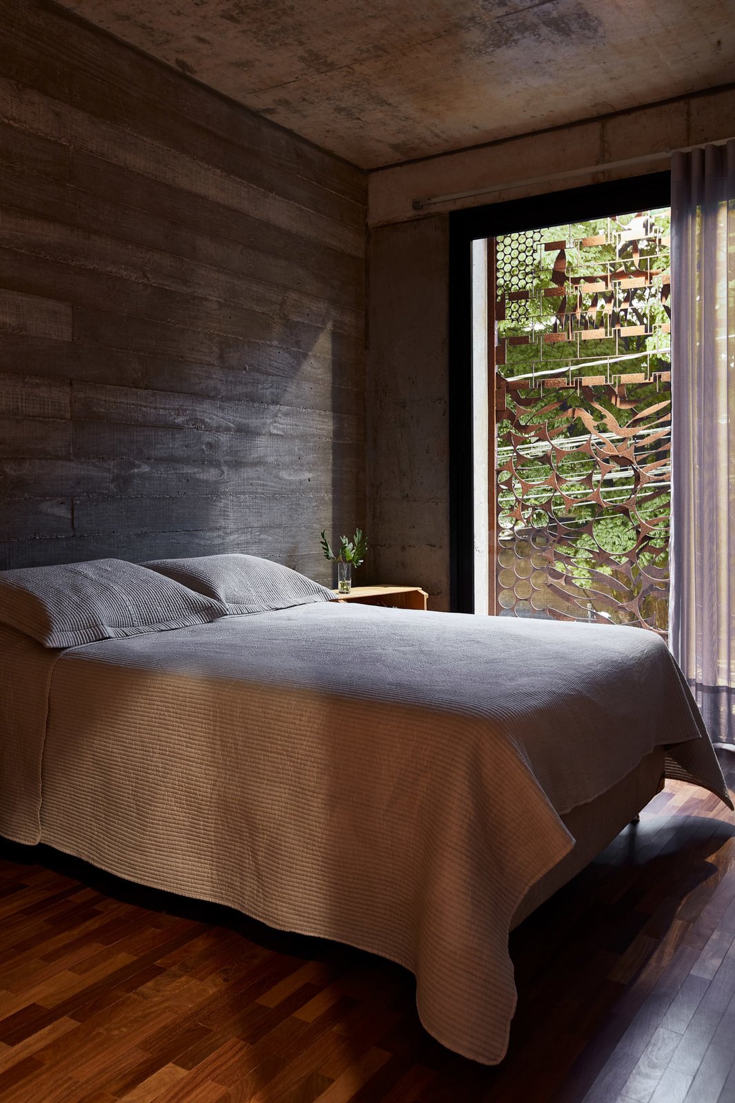 The Corten steel enclosure provides the bedrooms with more privacy, and also serves as striking decorative façade.