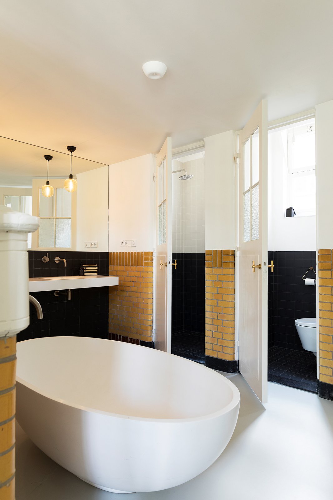 The five original lavatories were updated and integrated into the new bathing area.