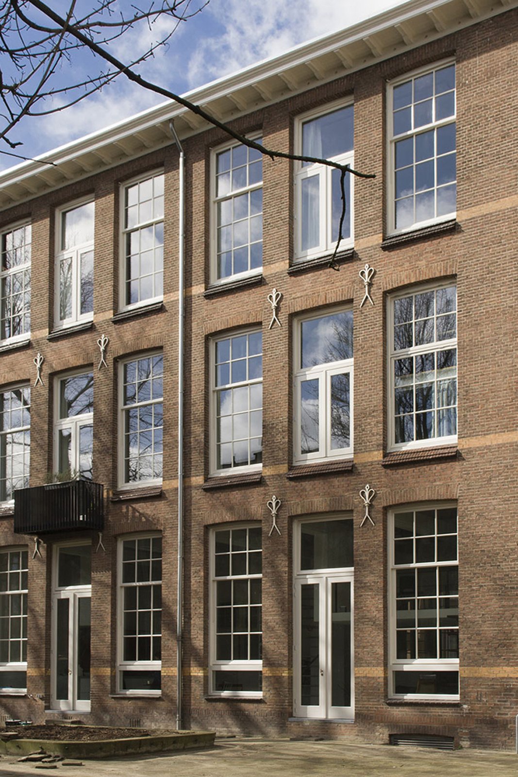 A school in Rotterdam that was built in 1912 was converted into six apartments.