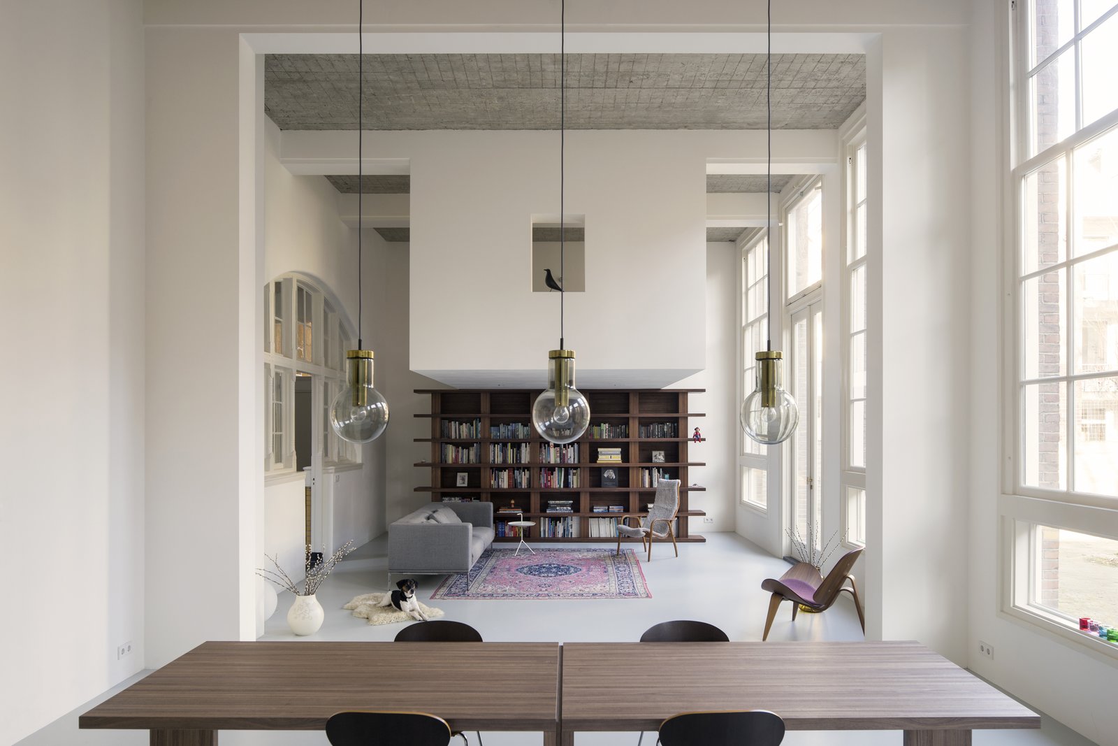 This box structure creates a second, lower ceiling above the living lounge.