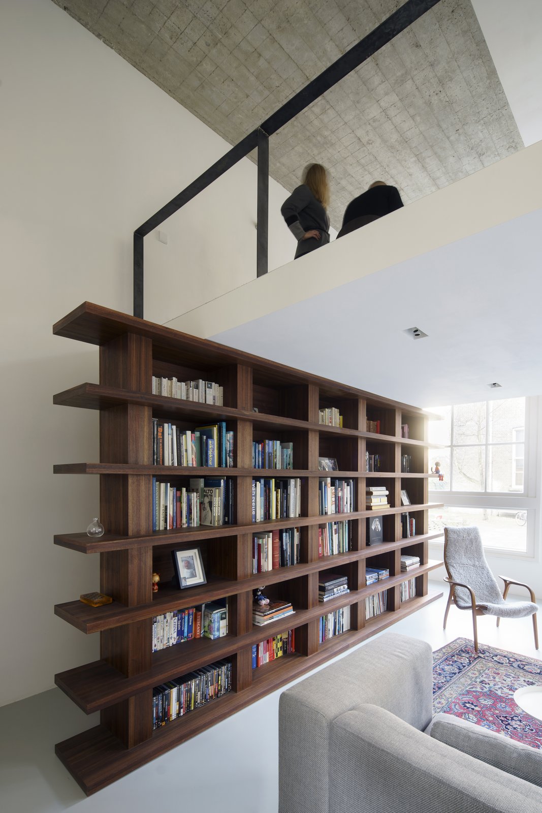 From this workspace, the apartment’s owners can look out to the garden.