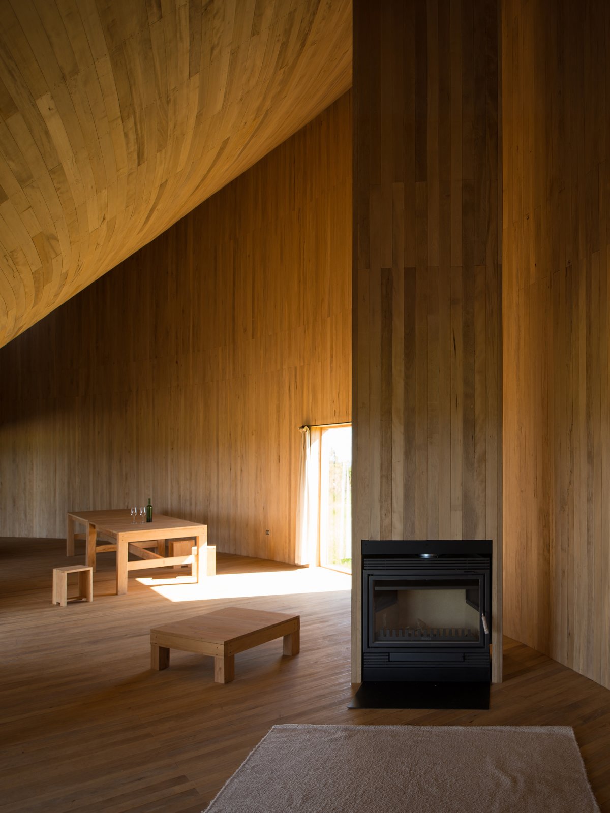 Through a series of thresholds, the owners can access the garden and two courtyards.