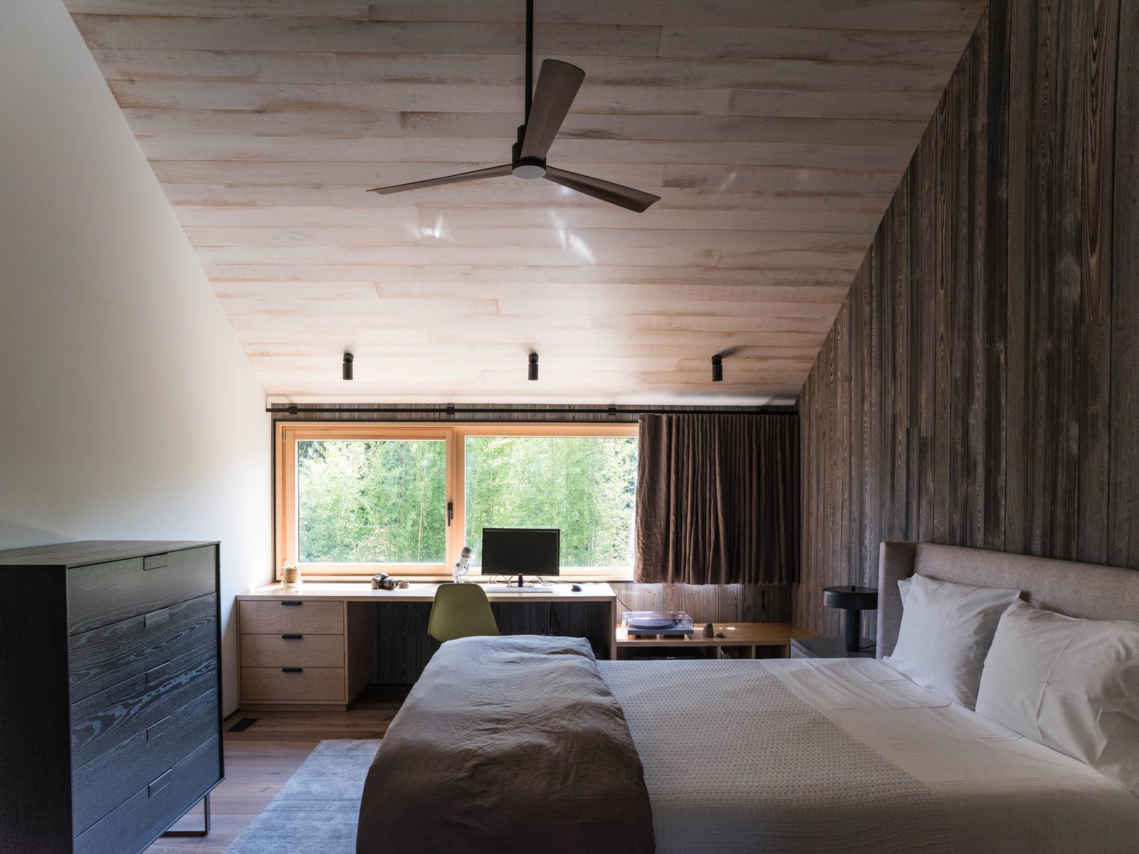A guest bedroom on the ground floor.