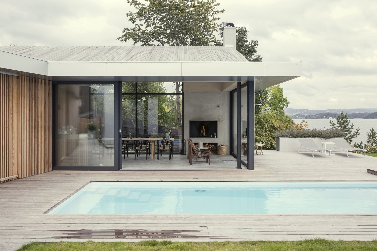 A new extension connects with the pool deck and lawn.