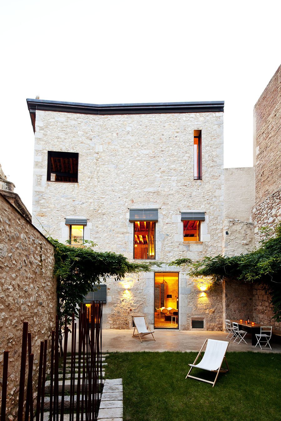 A wisteria-shared courtyards and garden with a dining area.