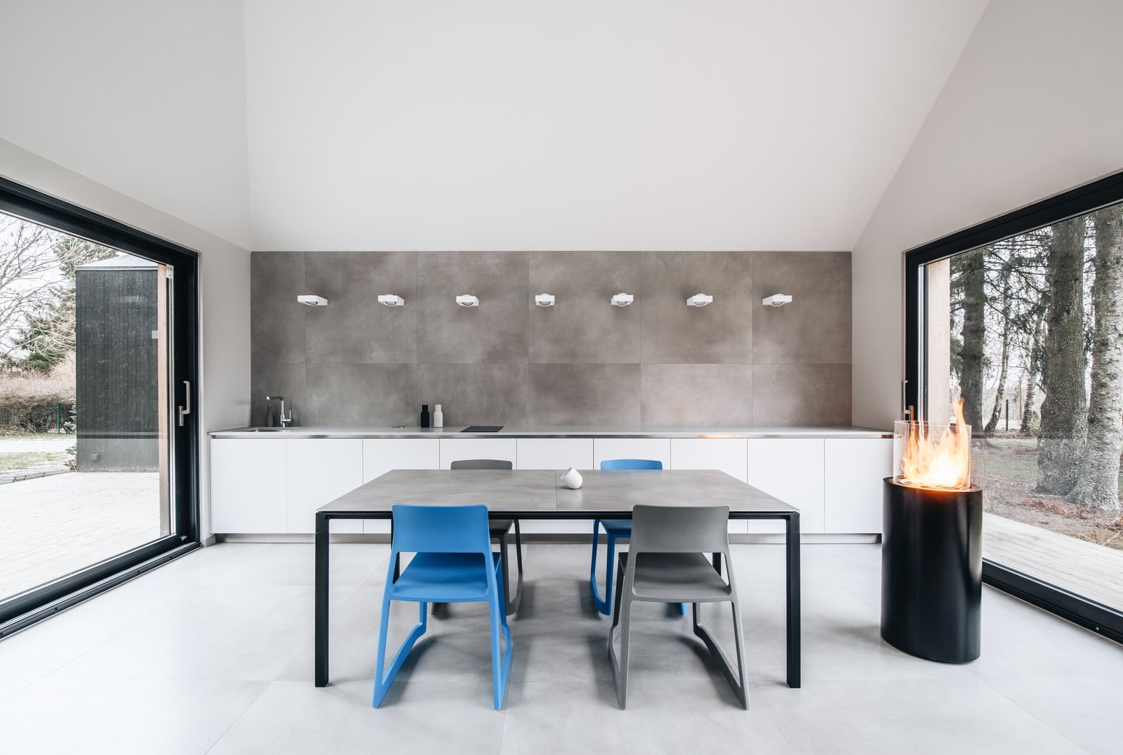 The simple, fuss-free kitchen and dining area flows into the living lounge.